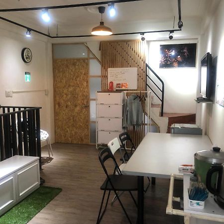 Simple Walk Guest House 小公寓 Tainan Exteriör bild