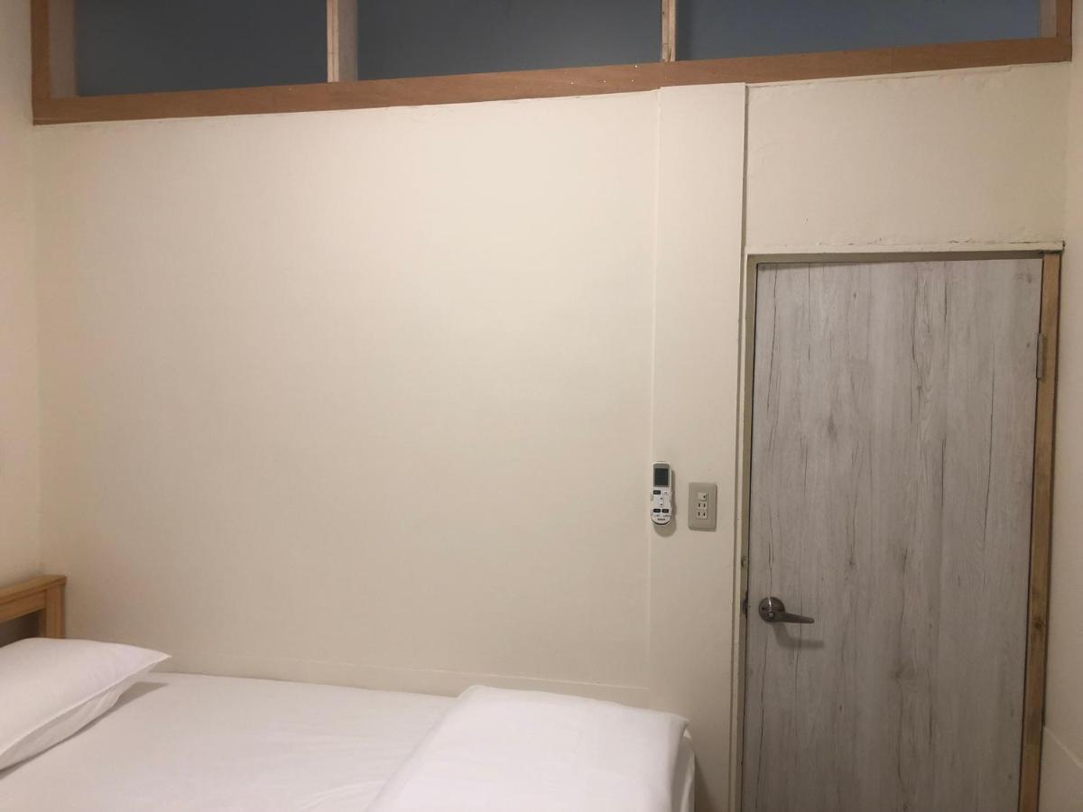 Simple Walk Guest House 小公寓 Tainan Exteriör bild