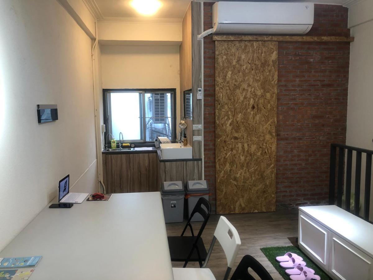 Simple Walk Guest House 小公寓 Tainan Exteriör bild