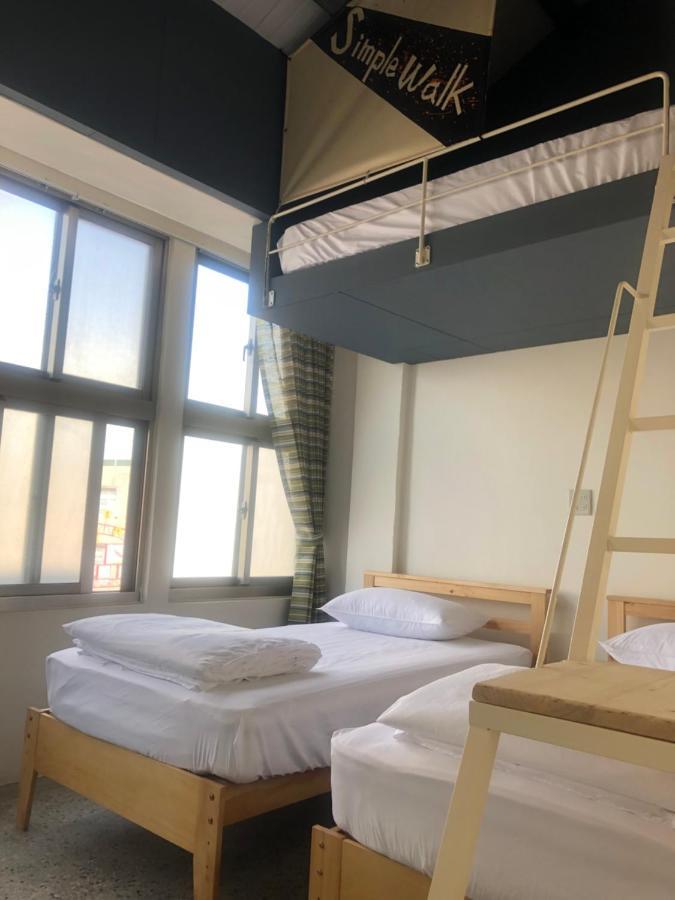 Simple Walk Guest House 小公寓 Tainan Exteriör bild