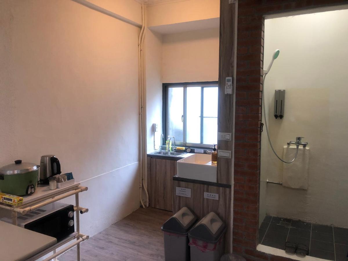 Simple Walk Guest House 小公寓 Tainan Exteriör bild